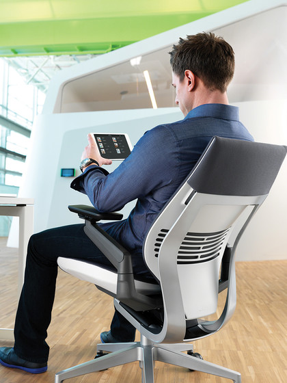 Une chaise de bureau part a la conquete de la planete: gesture | Büroeinrichtung - Büroplanung - Innenausbau | WSA